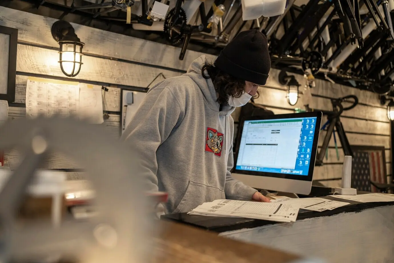 Средний план мужчины в маске